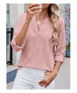 Eyelet Notched Roll
  Tab Sleeve Top
  Materiaalsamenstelling: 65% rayon 30% polyester 5% spandex
  Geen stretch
  Verzorgingsinstructies: Machinewas koud droogtrommel laag
  Geimporteerd
  Verkrijgbaar in de maten S tot 2XL met specifieke afmetingen voor lengte buste en mouwlengte