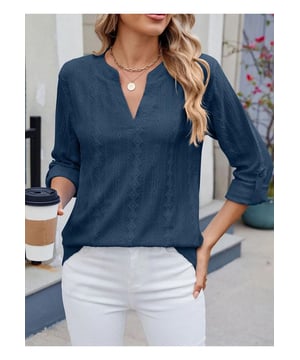 Eyelet Notched Roll
  Tab Sleeve Top
  Materiaalsamenstelling: 65% rayon 30% polyester 5% spandex
  Geen stretch
  Verzorgingsinstructies: Machinewas koud droogtrommel laag
  Geimporteerd
  Verkrijgbaar in de maten S tot 2XL met specifieke afmetingen voor lengte buste en mouwlengte