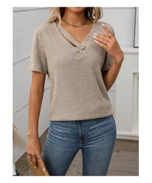 Geripptes V-Ausschnitt Kurzarm-T-Shirt  
Mit Knopfdetails  
Opakem Material für vollständigen Schutze  
Moderate Dehnbarkeit für Komfort  
Materialzusammensetzung: 65% Polyester, 30% Viskose, 5% Elasthan  
Pflegehinweise: Maschinenwäsche kalt, im Trockner bei niedriger Temperatur trocknen  
Importiert