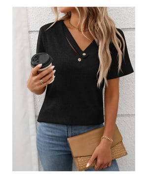 Rippenv-Ausschnitt Kurzarm-T-Shirt  
Mit Knopfdetails  
Undurchsichtiger Stoff für vollständige Abdeckung  
Moderate Dehnbarkeit für Komfort  
Materialzusammensetzung: 65% Polyester, 30% Viskose, 5% Elasthan  
Pflegehinweise: Maschinenwäsche kalt, im Trockner bei niedriger Temperatur trocknen  
Importiert