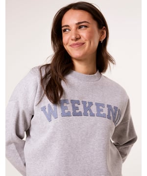 The perfect sweater for cosy weekend indoors. This weekend slogan jumper provides all the comfort you need!