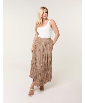 A cute basic crinkled skirt, providing a great look when teamed with a basic white vest and sandals.     