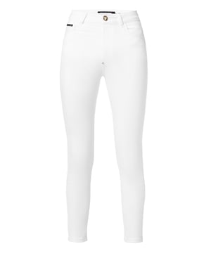 Pantalones de 5 bolsillos en denim elástico lavado a la piedra. El Hexágono PP en un parche de cuero saffiano está cosido en el bolsillo trasero derecho. Cierre de un solo botón metálico.  Fondo: 28 cm. Corte: Skinny.