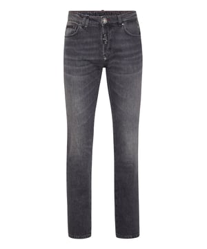 Para su outfit le recomendamos estos pantalones vaqueros de 5 bolsillos con el icónico hexágono de PP.                                                                Tejido vaquero lavado a la piedra    Etiqueta con logotipo en la bragueta    Botón único de metal    Bolsillo extra en la parte trasera    Hexágono PP en una insignia de cuero saffiano cosida en el bolsillo trasero derecho    Ajuste: Straight Supreme
