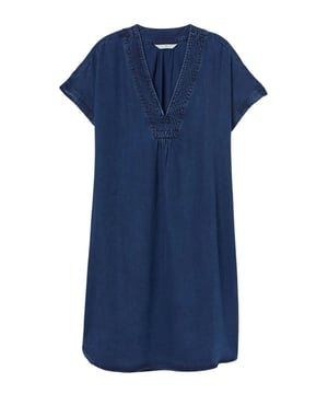 Straight-cut tunic in soft Tencel lyocell denim with a V-neck and rounded hem with short slits in the sides.
Chambray Denim Lyocell Fabric
 
100% Lyocell
 
V-Neck
 
Length: Knee Length
 
38" Shoulder to Hem
 
Short Sleeve
 
Sizing: As expected 
 
Fit: Relaxed Fit
 
These are end of line ex H&M,