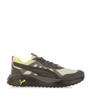Maak kennis met de Excursion - het perfecte paar schoenen voor jonge avonturiers. Het bovenwerk is gericht op duurzaamheid met een gelaagde, met een neus versterkte mesh en CPU PUMA formstrip. De onderkant is ontworpen om alles te weerstaan wat een dag kan bieden met uitstekende tractie en een volledig rubberen buitenzool. Van klas tot pauze, de Excursion is speciaal gemaakt voor de hele dag comfort.