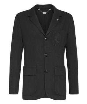 Chaqueta de tres botones de cachemir puro. En el bolsillo de pecho está el bordado del escudo icónico. Dos bolsillos de parche con solapa. Botones de cuerno genuinos decorados con el escudo de la marca. Dos aberturas en la espalda. Forro interior. Corte: Super Slim.