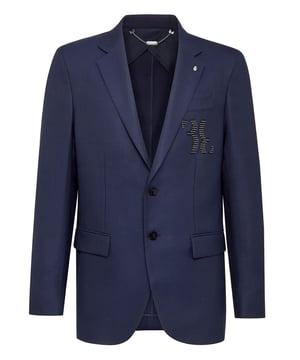 Chaqueta de dos botones confeccionada en lana. El bordado con cuentas del monograma de la marca se aparece en el bolsillo de pecho. Dos bolsillos de solapa. El escudo adorna los botones. Abertura en el centro de la parte trasera. Forro interior. Corte: Ajustado.