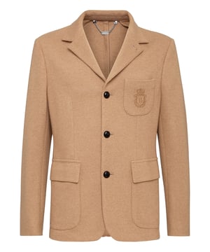 Chaqueta de tres botones de cachemir puro. En el bolsillo de pecho está el bordado del escudo icónico. Dos bolsillos de parche con solapa. Botones de cuerno genuinos decorados con el escudo de la marca. Dos aberturas en la espalda. Forro interior. Corte: Super Slim.