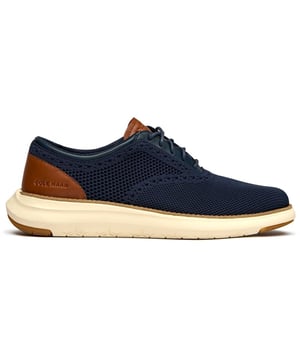 Estos no son tus zapatos de vestir típicos. El Cole Haan Grand Remix Knit combina una construcción textil transpirable con sofisticados acentos de cuero, creando un híbrido moderno que va del salón de juntas al fin de semana. La innovadora suela FlowerFoam ofrece una comodidad excepcional y un retorno de energía, mientras que el diseño liviano te permite moverte sin esfuerzo durante largos días. El azul nunca se vio tan versátil.