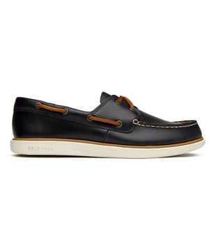 El Cole Haan Grand Court Boat aporta sofisticación náutica a tu vestuario diario con su rica parte superior de cuero azul y su clásica silueta de zapato de barco. Construidos con la innovadora tecnología de suela GrandPro, estos zapatos ofrecen una comodidad y flexibilidad excepcionales, ya sea que estés paseando por la marina o navegando por las calles de la ciudad. Los cordones de cuero y la plantilla acolchada garantizan un ajuste seguro y cómodo que transiciona sin esfuerzo de los fines de semana informales a ocasiones más elegantes.