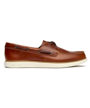 El Cole Haan Grand Court Boat combina un estilo náutico atemporal con la moderna tecnología de confort. Confeccionados en rico cuero color marrón con cordones de cuero a juego, estos zapatos de barco cuentan con la innovadora suela GrandPro para una comodidad y flexibilidad superiores. La plantilla de confort garantiza una comodidad duradera durante todo el día, mientras que la suela de goma duradera proporciona una tracción fiable. Una interpretación sofisticada del clásico zapato de barco que transita con facilidad del muelle a la calle.