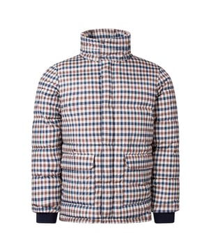 Verrijk je collectie bovenkleding met de Aquascutum Active Puffer Beige Check Jacket. Dit verfijnde technische kledingstuk is gemaakt van hoogwaardig elastisch nylon voor uitzonderlijke bewegingsvrijheid. De jas is luxueus zacht en ongelooflijk comfortabel en is voorzien van hoogwaardige Primaloft® 100% polyester vulling, voor superieure warmte zonder extra volume. Het kenmerkende beige ruitpatroon belichaamt de tijdloze Britse elegantie van Aquascutum en voldoet tegelijkertijd aan de moderne prestatie-eisen