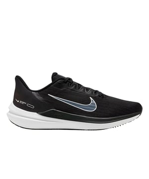 Erleben Sie überragenden Komfort und Style mit den schwarzen Nike Air Windflo 9 Sneakern. Hergestellt aus strapazierfähigem Synthetikmaterial und Gummi, bieten diese Sneaker langen Tragekomfort und zuverlässigen Halt. Das elegante Design in Schwarz, Weiß und Grau präsentiert den ikonischen Nike Swoosh auf beiden Seiten und das „Nike Winflo"-Branding auf der Zunge für einen markanten Look. Der Schnürverschluss sorgt für einen sicheren Sitz - perfekt für den Alltag und sportliche Aktivitäten. Hergestellt in Vietnam, vereinen diese Sneaker hochwertige Verarbeitung mit modernem Design für sichere und bequeme Bewegungen. Erweitern Sie Ihre Schuhkollektion mit dem Nike Air Windflo 9. 100 % Textil