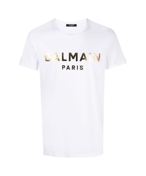 Elevate your wardrobe with the Balmain Paris Gold Foil Logo White T-Shirt, a striking blend of luxury and comfort. Crafted in Italy from 100% premium cotton, this t-shirt offers a soft, breathable feel perfect for everyday wear. The iconic Balmain Paris logo is elegantly showcased in shimmering gold foil, adding a touch of sophistication and making a bold fashion statement. Designed for men who appreciate quality and style, this white t-shirt pairs effortlessly with any outfit, ensuring you stand out with understated elegance. Experience timeless design and superior craftsmanship with this must-have piece