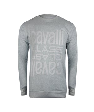 Verrijk je casual garderobe met de Cavalli Class Multi Logo Grey Sweatshirt. Deze herensweater is gemaakt van 100% premium katoen en biedt uitzonderlijk comfort en ademend vermogen. Het stijlvolle ronde halsontwerp en subtiele multi-logodetails zorgen voor een moderne, verfijnde look, perfect voor dagelijks gebruik. Deze grijze sweatshirt is gemaakt in Bangladesh met aandacht voor kwaliteit en combineert duurzaamheid met een strakke esthetiek, waardoor het een ideale keuze is voor wie waarde hecht aan zowel stijl als comfort. Of je hem nu als laagje draagt of alleen, het is een veelzijdig kledingstuk dat je outfit moeiteloos verbetert