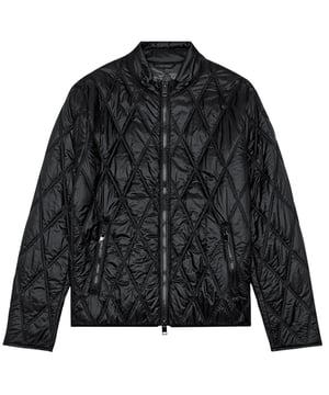 Bleiben Sie diesen Winter warm und stilvoll mit den schwarzen Winterjacken von Diesel. Diese Jacken aus 100 % Polyester bieten hervorragende Isolierung und Strapazierfähigkeit für Komfort bei kaltem Wetter. Die speziell für Herren entworfene Diesel J-NIEL GIACCA 9XX vereint modernen Stil mit praktischer Funktionalität. Ihr elegantes schwarzes Finish passt zu jedem Outfit und macht sie perfekt für legere Ausflüge und formelle Anlässe. Investieren Sie in eine Jacke, die Sie nicht nur vor Kälte schützt, sondern Ihre Wintergarderobe mit der typischen Qualität und dem Stil von Diesel aufwertet