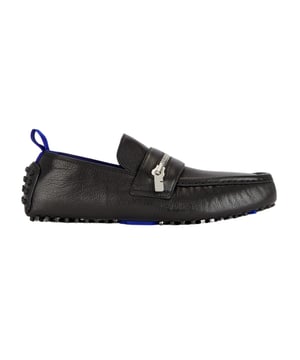 Moeiteloos stijlvol en functioneel. Met een strak instapmodel en handige ritsdetails zijn deze Burberry Motor Low schoenen perfect voor elke actieve levensstijl. Gemaakt van 100% buffelleer, kunt u vertrouwen op de kwaliteit en duurzaamheid van deze schoenen