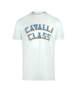 Verrijk je casual garderobe met het Cavalli Class Layered Logo Off White T-shirt. Dit heren-T-shirt is gemaakt van 100% premium katoen en biedt uitzonderlijk comfort en ademend vermogen, zodat je het de hele dag kunt dragen. De off white tint zorgt voor een veelzijdige, strakke look, terwijl het opvallende gelaagde logodesign een moderne, stijlvolle touch geeft. Dit T-shirt is gemaakt in Bangladesh met aandacht voor kwaliteit en combineert moeiteloos met jeans of shorts, waardoor het de perfecte keuze is voor zowel ontspannen weekenden als smart-casual uitjes. Ervaar de mix van comfort en eigentijdse mode met dit opvallende item van Cavalli Class