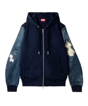 Verrijk je garderobe met het Diesel Blue Denim Sleeved Jacket, een perfecte mix van stijl en comfort. Gemaakt van duurzaam 100% polyester, biedt dit jack een moderne pasvorm die elke casual of semi-formele look complementeert. Het strakke design en de hoogwaardige stof garanderen een lange levensduur, waardoor het een onmisbaar kledingstuk is voor mannen die waarde hechten aan zowel mode als functionaliteit. Of je nu een dagje naar de stad gaat of een ontspannen avondje met vrienden, dit jack biedt de perfecte balans tussen warmte en ademend vermogen. Upgrade je collectie bovenkleding vandaag nog met dit veelzijdige Diesel jack
