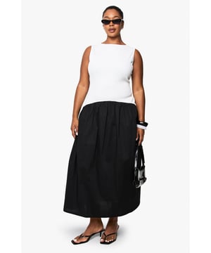 Striking contrast design with fitted sleeveless bodice and flowing midi skirt
        Elegant boat neckline offering a sophisticated silhouette
        Comfortable cotton fabric providing breathable wear throughout the day
        Versatile midi length perfect for various seasonal styling options
        Inclusive plus sizing designed to flatter and celebrate your curves
    
    This chic contrast midikleid combines contemporary style with effortless comfort. The structured white bodice creates a flattering foundation, whilst the flowing black skirt adds movement and drama to your silhouette. Style with minimalist flip flops and statement sunglasses for daytime casual events, or transform your look with block heels and bold accessories for family gatherings. The versatile design works brilliantly with a denim jacket for cooler evenings or a lightweight cardigan for spring outings. Add a structured handbag and chunky bracelet to complete the ensemble with modern flair. This Boohoo piece embodies the brand's commitment to inclusive fashion that doesn't compromise on trend-forward design - a wardrobe essential that transitions seamlessly from casual brunches to afternoon garden parties.