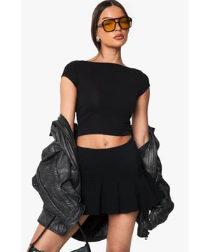 Versatile tennis-inspired skort design
        Flattering high-waisted fit
        Pleated skirt overlay for added movement
        Comfortable shorts underneath for coverage
        Ideal for both athletic and casual wear
    
    Embrace the sporty-chic trend with these stylish tennis-skorts from Boohoo. Perfect for the fashion-forward woman who values both style and comfort, these skorts offer a unique blend of athletic inspiration and casual charm. The high-waisted design flatters your figure, while the pleated skirt overlay adds a touch of feminine flair and movement. Pair with a striped jumper and knee-high boots for a trendy autumn look, or dress it down with a simple tee and trainers for a casual day out. Whether you're heading to brunch with friends or running errands around town, these versatile skorts will keep you looking effortlessly cool. The built-in shorts provide coverage and confidence, making them ideal for various activities. Customise your look by experimenting with different tops and accessories to suit any casual occasion, from family gatherings to laid-back outings.