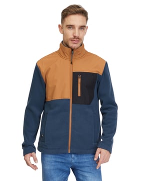 Die Übergangsjacke Flettcher verfügt über einen hochschließenden Frontreißverschluss und eine Reißverschluss-Brusttasche auf der linken Seite. Sie besteht aus strapazierfähigem, atmungsaktivem Obermaterial und bietet zwei seitliche Eingrifftaschen vorne. Der verstellbare Saum und der gerade, bequeme Schnitt machen sie zu einem praktischen Allrounder, der sich hervorragend für die Übergangszeit im Frühling und Herbst eignet, aber auch an kühleren Sommerabenden und im Winter getragen werden kann.