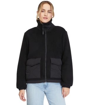 Die Teddyjacke ARCTIKA von RAGWEAR für Damen bietet mit ihrem hohen Kragen und den aufgesetzten Pattentaschen sowohl Wärme als auch praktischen Nutzen. Gummizugbündchen sorgen für eine optimale Passform, während kontrastierende Materialien an Kragen, Passe, Taschen und Bündchen einen modernen Twist verleihen. Diese Jacke ist die perfekte Mischung aus Funktionalität und trendigem Design. Ideal für den urbanen Streetstyle.