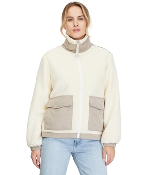 Die Teddyjacke ARCTIKA von RAGWEAR für Damen bietet mit ihrem hohen Kragen und den aufgesetzten Pattentaschen sowohl Wärme als auch praktischen Nutzen. Gummizugbündchen sorgen für eine optimale Passform, während kontrastierende Materialien an Kragen, Passe, Taschen und Bündchen einen modernen Twist verleihen. Diese Jacke ist die perfekte Mischung aus Funktionalität und trendigem Design. Ideal für den urbanen Streetstyle.
