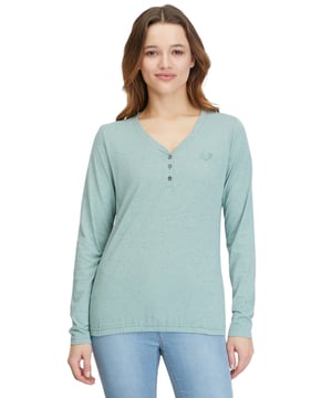 Das Longsleeve PINKKI MELANGE von ragwear ist ein bequem geschnittenes, veganes Kleidungsstück mit langen Ärmeln und einem V-Ausschnitt mit Knopfleiste. Der Saumabschluss ist mit einem Gummizug versehen, was für zusätzlichen Komfort sorgt. In Kombination mit der weich fließenden Qualität des Stoffes, ist dieses Langarmshirt perfekt für die Übergangszeit geeignet.
