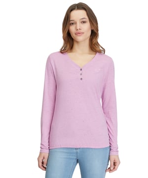 Das Longsleeve PINKKI MELANGE von ragwear ist ein bequem geschnittenes, veganes Kleidungsstück mit langen Ärmeln und einem V-Ausschnitt mit Knopfleiste. Der Saumabschluss ist mit einem Gummizug versehen, was für zusätzlichen Komfort sorgt. In Kombination mit der weich fließenden Qualität des Stoffes, ist dieses Langarmshirt perfekt für die Übergangszeit geeignet.