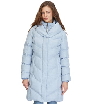 De warme Natalka dames winterjas van Ragwear heeft een grote gevoerde capuchon en een hoge kraag. De zachte, waterdichte buitenstof en de binnenvoering met print zorgen voor extra comfort. De perfecte lengte tot op de dijen en de warme geribde manchetten maken deze jas ideaal voor koude dagen. Een trendy winterjas die stijl en functionaliteit combineert.