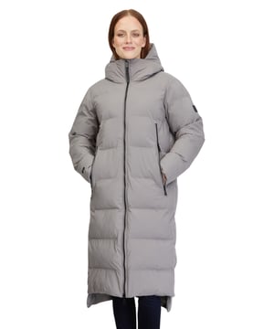 De lange, veganistische 'PATRISE' gewatteerde jas van ragwear is de ideale allrounder voor de winter. Zijn stijlvolle look met extra grote ritszakken springt meteen in het oog. Een knusse capuchon beschermt je hoofd en oren tegen de koude wind. De trendy winterjas heeft zijsplitten die worden gesloten met drukknopen. Zo kun je genieten van meer beenruimte als dat nodig is.
