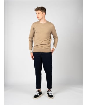 El diseño simple que ofrece un estilo atemporal se adapta perfectamente a la silueta, haciendo que cada día sea más cómodo y estiloso.

Con un cuello redondo que subraya sutilmente la línea del cuello, añadiendo un toque de elegancia y clase a la apariencia diaria, independientemente de la ocasión.

Puños adornados con el nombre de la marca, que no solo añaden un sutil acento, sino que también demuestran un cuidado excepcional por los detalles, haciendo que esta pieza de ropa sea única.

Mangas y bajo acabados con elástico, que aseguran un ajuste perfecto y protección adicional contra el frío, lo que hace que este producto sea práctico y estiloso al mismo tiempo.

Hecho de tejido de alta calidad, que es no solo suave y agradable al tacto, sino también duradero, garantizando que te servirá por muchas temporadas, manteniendo su apariencia original.