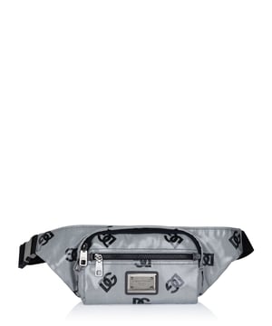 42% Poliéster, 33% Algodón, 20% Poliuretano, 5% Piel de ternera; bolso Dolce & Gabbana; Modelo: BM2218 AG185 8B849; Fabricado con alta calidad; Hecho en Italia; Mezcla de algodón tratado; Dos compartimentos frontales con cremallera; Un compartimento trasero con cremallera; Ventana transparente con etiqueta de dirección en la parte posterior; Correa de cintura ajustable con hebilla a presión; Detalles en metal de color plateado; Dimensiones (cm): 39 x 14 x 6; Detalles del logo Dolce & Gabbana.