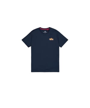 Dit T-shirt voor heren met korte mouwen combineert een casual stijl met uitzonderlijk comfort. De normale pasvorm en klassieke ronde hals met geribde boorden garanderen een comfortabele pasvorm. De contrastkleurige nekband voegt een sportief accent toe, terwijl de kleine labelopdruk op de borst zorgt voor een subtiele, geraffineerde look. Aan de achterkant zorgt een grote pofprint voor een dynamisch effect en maakt het shirt een blikvanger. De labelpatch op de mouw rondt het geheel stijlvol af. Het zachte materiaal biedt veel comfort en is perfect voor ontspannen dagen of sportieve activiteiten. Een veelzijdige basic met een modern design.