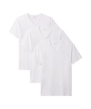 Drei auf einen Streich: Dieses Herren-T-Shirt im 3er Pack kombiniert schlichte Eleganz mit maximalem Komfort. Der moderne V-Ausschnitt verleiht dem Basic eine stilvolle Note und sorgt für ein luftiges Tragegefühl. Mit seiner normalen Passform sitzt es angenehm locker, ohne an Form zu verlieren. Die kurzen Ärmel machen es zum perfekten Begleiter für wärmere Tage oder als vielseitiges Layering-Piece. Eine dezente Label-Stickerei am Saum unterstreicht den hochwertigen Look. Das weiche Material fühlt sich herrlich leicht auf der Haut an und begleitet dich durch Alltag, Freizeit und Entspannung. Ob unter dem Hemd, zum Sport oder einfach solo – dieses Shirt macht immer eine gute Figur. Zeitlos, praktisch und modisch zugleich. Ein Must-have, das in keiner Männergarderobe fehlen darf. Komfort im Dreierpack – unkompliziert, zuverlässig, stilvoll.