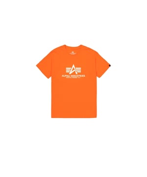Dieses Herren-T-Shirt überzeugt durch seinen lässigen Stil und hohen Tragekomfort. Mit Kurzarm-Design und normaler Passform bietet es einen entspannten Sitz für den Alltag. Der klassische Rundhalsausschnitt mit Rippbündchen sorgt für eine zeitlose Optik und optimale Passform. Ein auffälliger, hochwertiger Siebdruck auf der Vorderseite setzt ein stilvolles Statement. Der abgerundete Saum und der dezente Label-Print runden das Design harmonisch ab. Hergestellt aus weichem Single-Jersey-Material, bietet das Shirt eine angenehme Haptik und maximale Bewegungsfreiheit. Ein integriertes Nackenband verhindert das Ausleiern und garantiert eine lange Haltbarkeit. Perfekt für Männer, die ein vielseitiges und komfortables Basic suchen.