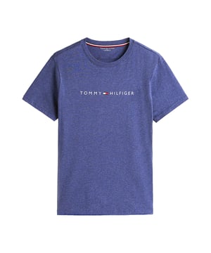 Dieses Herren-T-Shirt im Regular Fit ist der perfekte Begleiter für deinen Alltag – schlicht, aber mit Charakter. Der klassische Rundhalsausschnitt mit feiner Rippblende sorgt für einen bequemen Sitz und ein gepflegtes Erscheinungsbild. Der moderne Label-Print auf der Brust verleiht dem Basic-Shirt einen markanten Akzent. Aus angenehm weichem Material gefertigt, trägt es sich leicht und komfortabel – den ganzen Tag. Die kurzen Ärmel und der gerade Schnitt bieten maximale Bewegungsfreiheit. Vielseitig kombinierbar, passt es zu Jeans, Shorts oder unter eine Jacke. Ein echtes Essential für jede Herrengarderobe. Robust in der Verarbeitung, bleibt es auch nach vielen Waschgängen formstabil. Minimalismus trifft auf markanten Style. Für Männer, die ein gutes Basic zu schätzen wissen.