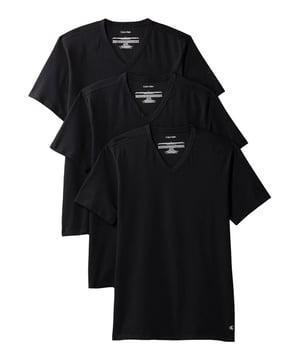 Drei auf einen Streich: Dieses Herren-T-Shirt im 3er Pack kombiniert schlichte Eleganz mit maximalem Komfort. Der moderne V-Ausschnitt verleiht dem Basic eine stilvolle Note und sorgt für ein luftiges Tragegefühl. Mit seiner normalen Passform sitzt es angenehm locker, ohne an Form zu verlieren. Die kurzen Ärmel machen es zum perfekten Begleiter für wärmere Tage oder als vielseitiges Layering-Piece. Eine dezente Label-Stickerei am Saum unterstreicht den hochwertigen Look. Das weiche Material fühlt sich herrlich leicht auf der Haut an und begleitet dich durch Alltag, Freizeit und Entspannung. Ob unter dem Hemd, zum Sport oder einfach solo – dieses Shirt macht immer eine gute Figur. Zeitlos, praktisch und modisch zugleich. Ein Must-have, das in keiner Männergarderobe fehlen darf. Komfort im Dreierpack – unkompliziert, zuverlässig, stilvoll.