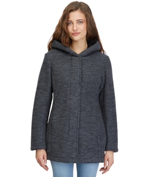 Der NETTIE BONDED Mantel von Ragwear ist die ideale Wahl für die Übergangszeit. Dieser leicht gefütterte Mantel bietet optimalen Komfort und Wärme für In- und Outdoor-Aktivitäten. Ausgestattet mit einer Kapuze, einem Reißverschluss und praktischen Seitentaschen, vereint er Funktionalität und Stil. Der leicht taillierte Schnitt verleiht ihm den eleganten Touch eines Kurzmantels, während das Logo-Detail das Design abrundet. Perfekt für die Übergangszeit!