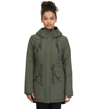 Der Damen-Parka Elsien von RAGWEAR ist ein unverzichtbarer Klassiker für kalte Tage. Mit seinem langen Schnitt bietet er zuverlässige Wärme und passt zu jeder Gelegenheit. Dank der integrierten Membran bleibst du auch bei Nässe angenehm trocken. Praktische Details wie Seitentaschen mit Druckknopfverschluss, elastische Ärmelbündchen mit Daumenloch, ein Kordelzug an der Taille und eine verstellbare Kapuze, die auch als schützender Kragen dient, runden das Design ab. Der Elsien-Parka ist ein vielseitiger Allrounder, der in keiner Wintergarderobe fehlen darf.
