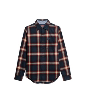 Ontdek het stijlvolle herenoverhemd van Superdry, perfect ontworpen voor het overgangsseizoen. Het is gemaakt van geborsteld katoenen twill en voelt niet alleen comfortabel aan, maar heeft ook een traditioneel geruit ontwerp dat nooit uit de mode raakt.   De button-down kraag en doorlopende knoopsluiting geven het overhemd een klassieke look, terwijl de manchetten met knopen zorgen voor een pasvorm op maat. Een praktische borstzak biedt niet alleen functionaliteit, maar voegt ook een modieus accent toe.   De gevoerde binnenkant zorgt voor extra warmte en een hoog draagcomfort, zodat je ook op koelere dagen goed uitgerust bent.