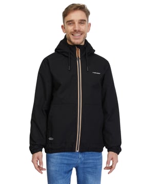 Die Herren-Übergangsjacke WINDEYER von Ragwear ist mit einer Kapuze und einem Kordelzug ausgestattet. Sie verfügt über einen Frontreißverschluss und seitliche Eingrifftaschen. Die Rippstrickbündchen sorgen für zusätzlichen Komfort. Die Jacke ist unifarben und hat ein dezentes Logo-Detail. Sie bietet eine normale Passform und ist leicht gefüttert, was sie ideal für die Übergangszeit macht.