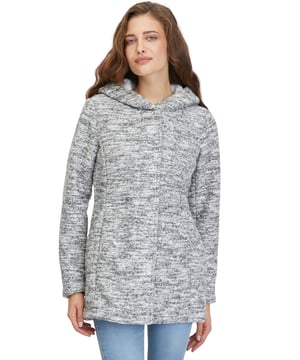 Der NETTIE BONDED Mantel von Ragwear ist die ideale Wahl für die Übergangszeit. Dieser leicht gefütterte Mantel bietet optimalen Komfort und Wärme für In- und Outdoor-Aktivitäten. Ausgestattet mit einer Kapuze, einem Reißverschluss und praktischen Seitentaschen, vereint er Funktionalität und Stil. Der leicht taillierte Schnitt verleiht ihm den eleganten Touch eines Kurzmantels, während das Logo-Detail das Design abrundet. Perfekt für die Übergangszeit!