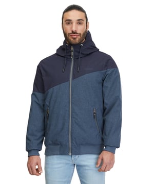 Die vegane Jacke WINNGS WARM von Ragwear bietet Dir mit ihrem asymmetrischen Zweifarb-Design und dem coolen Streetwear-Look einen perfekten Auftritt. Sie besticht durch ihren sportlichen Stil, Rippstrickbündchen an den Ärmelabschlüssen und dem Saum sowie eine hoch schließende Kapuze mit Kordelzug. Die seitlichen Eingrifftaschen mit Reißverschluss und das gefütterte Innenleben machen diese Jacke zu einem idealen Begleiter für Herbst und Winter.