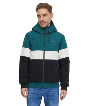Die warme Winterjacke JINIG WARM von Ragwear für Herren besteht aus wasserfestem, atmungsaktivem Obermaterial und besticht durch ihren stylischen Colorblock-Look in drei Farben. Sie verfügt über ein gestepptes Innenfutter und einen durchgehenden Frontreißverschluss. Die hochgeschnittene Kapuze mit Kordelzug dient auch als Schutzkragen. Zusätzlich bietet die Jacke seitliche Eingrifftaschen, eine Innentasche mit Reißverschluss sowie elastische Rippstrickbündchen an Ärmeln und Saum. Der RAGWEAR-Schriftzug auf der Brust rundet das Design ab.