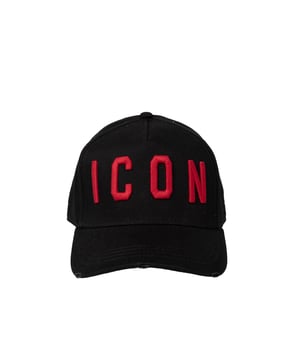 La gorra con visera rígida es el accesorio perfecto para personas que valoran el estilo y la funcionalidad, y su sólida construcción proporciona una excelente protección contra el sol y el mal tiempo, añadiendo carácter a cualquier atuendo. Gracias a su versatilidad, puedes llevarla tanto en el día a día como en ocasiones especiales, destacando tu estilo individual y confianza en ti mismo.

Con un perímetro ajustable, esta gorra garantiza un ajuste perfecto para cualquier cabeza, lo que la hace extremadamente cómoda y evita que se deslice incluso durante el movimiento intenso, permitiéndote disfrutar de la comodidad de llevarla todo el día. Ya sea que estés corriendo, montando en bicicleta o simplemente paseando por la ciudad, esta gorra permanecerá en su lugar, asegurando total libertad de movimiento.

El logo bordado en la parte frontal añade elegancia y prestigio a la gorra, subrayando su originalidad y diseño único, que sin duda atraerá miradas y te hará destacar entre la multitud. Además, el logo está hecho con la máxima precisión, lo que convierte a la gorra no solo en un accesorio práctico, sino también en una expresión de tu sentido del estilo.

Con el nombre de la marca bordado en la parte trasera, la gorra gana un toque adicional de estilo, que no solo demuestra su autenticidad, sino que también le añade una apariencia moderna y de moda que se combina perfectamente con diversos atuendos. Independientemente de si prefieres un look deportivo o una estilización casual elegante, esta gorra será el complemento ideal para tu vestuario.

Hecha de tela de alta calidad, la gorra proporciona durabilidad y resistencia al uso diario, siendo además agradable al tacto, lo que la convierte en una elección ideal para cualquier temporada y ocasión. El material del que está hecha garantiza que la gorra mantendrá su forma y color incluso después de múltiples lavados, convirtiéndola en una inversión a largo plazo.