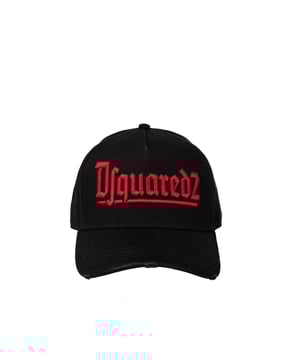 La gorra con visera rígida es el complemento perfecto para las personas que valoran el estilo y la funcionalidad, y su sólida construcción proporciona una excelente protección contra el sol y el mal tiempo, al mismo tiempo que añade carácter a cualquier estilo. Gracias a su cuidadosa fabricación y atención al detalle, esta gorra no solo es práctica, sino también un elemento de moda en el armario, que puedes adaptar fácilmente a diferentes estilos, desde deportivo hasta casual, destacando tu estilo individual y confianza en ti mismo.

Con un contorno ajustable, esta gorra garantiza un ajuste perfecto para cualquier cabeza, lo que la hace extremadamente cómoda y evita que se deslice incluso durante el movimiento intenso, permitiéndote disfrutar de la comodidad durante todo el día. Ya sea que estés corriendo, montando en bicicleta o simplemente paseando por la ciudad, esta gorra siempre se mantendrá en su lugar, proporcionándote la libertad total de movimiento. Su diseño universal hace que sea perfecta en cualquier situación, ofreciendo tanto protección como estilo.

En la visera hay desgastes visibles que le añaden un carácter único, ligeramente vintage, haciendo que destaques entre la multitud y al mismo tiempo resaltando su diseño moderno. En el frente, el nombre bordado de la marca añade elegancia y prestigio, mientras que en la parte trasera, un texto de la empresa subraya sutilmente su originalidad y autenticidad. Hecha de un tejido de alta calidad, la gorra no solo es duradera, sino también agradable al tacto, lo que la hace la elección ideal para cualquier época del año.