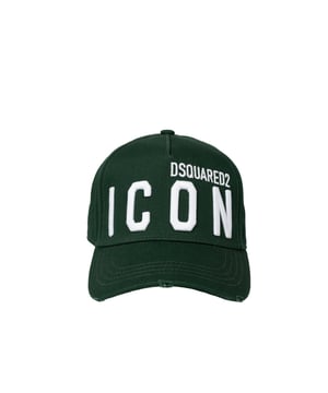 La gorra con visera rígida no es solo un accesorio de moda, sino también una solución práctica para los días soleados, que te ofrece estilo y protección contra el sol.

Con un tamaño ajustable, esta gorra se adapta perfectamente a cualquier forma de cabeza, asegurando comodidad durante todo el día, ya sea que estés de paseo o en la playa.

Con el nombre y logo de la marca bordados en la parte delantera y trasera, la gorra es un accesorio distinto que resalta tu estilo individual y tu afición por tu marca favorita.

La visera, acabada con las distinciones desgastadas características de la marca, añade un encanto único a la gorra y hace que cada pieza sea única, atrayendo miradas y destacándose entre la multitud.

Hecha de tela de alta calidad, la gorra no solo garantiza durabilidad, sino también comodidad al usarla, lo que la convertirá en tu compañera favorita por muchas temporadas.